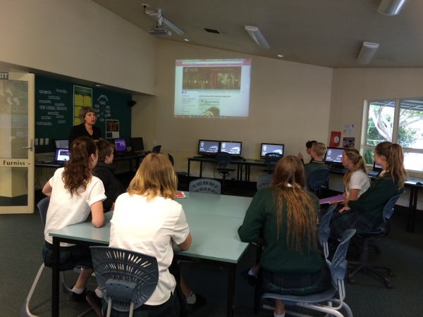 Dinah Warren discusses research with students