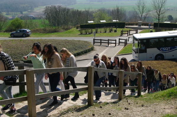 Les élèves du LGT Gay Lussac remontent la pente du plateau de Californie avec leurs correspondantes d'EPSOM, foulant ainsi le passage des soldats français qui se sont battus pour reprendre cette place forte aux allemands