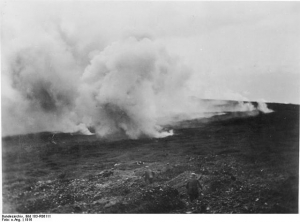 &quot;Bundesarchiv Bild 183-R06111, Verdun, Sperrfeuer, explodierende Granaten&quot; di Ignoto  CC Attribution-Share Alike 3.0 Wikimedia Commons